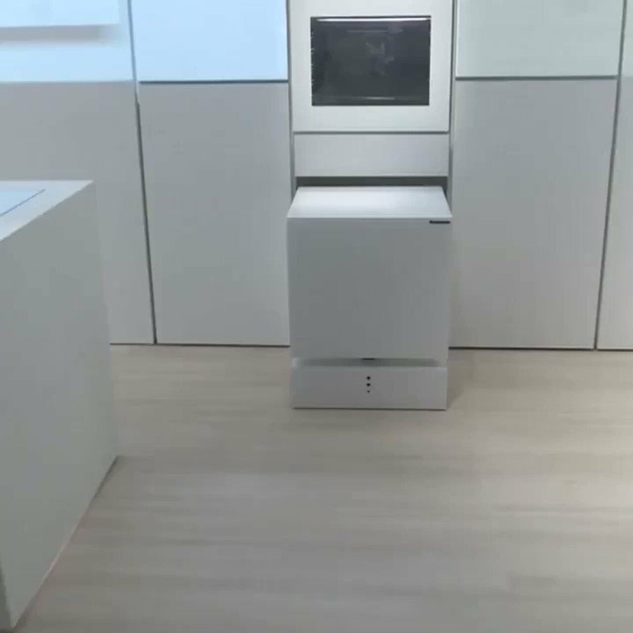 The fridge brings your food to you! by @techinsider #BigData #Innovation #artificialintelligence cc: @mvollmer1 @hugodevotion @mgualtieri @jenstirrup @shannonplatz https://t.co/gmM8HTlvfX