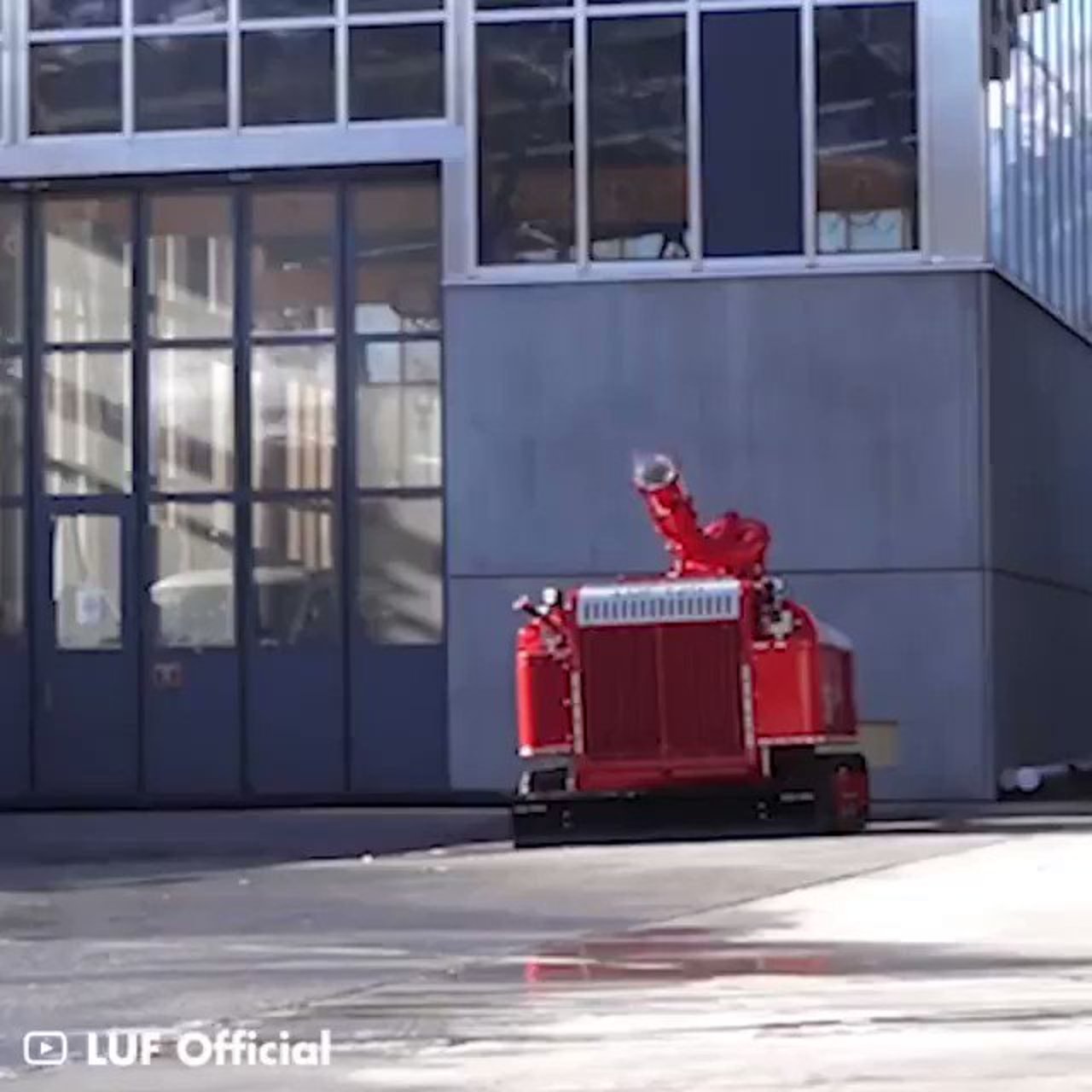 This #Robot throws water from 361 ft away to put out a large fire by @gigadgets_ #AI #ArtificialIntelligence #MI #Robotics #Engineering #Innovation #FutureOfWork #Tech #Technology cc: @ronald_vanloon @pbalakrishnarao @chr1sa https://t.co/RB4AyofnDm
