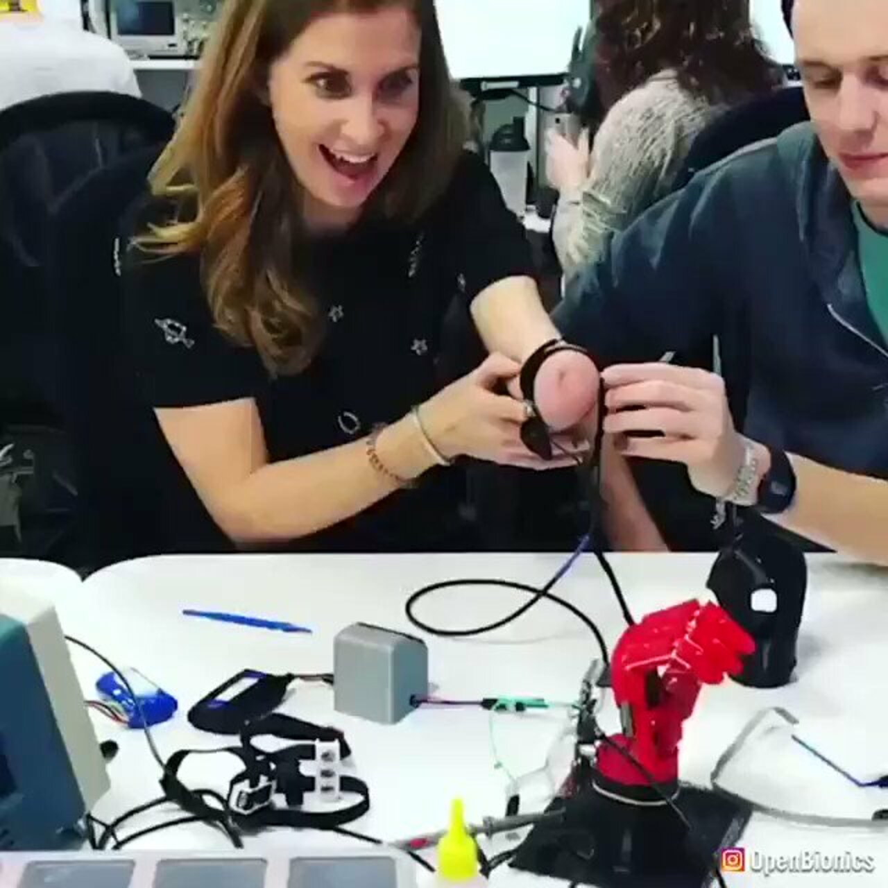 This #3Dprinted bionic arm even lets its user catch a ball by @IntEngineering #AI #ArtificialIntelligence #MI #Robotics #HealthTech #Innovation #TechForGood #Technology cc: @ianljones98 @nathealings @guzmannutrition https://t.co/CvkubuOiWX