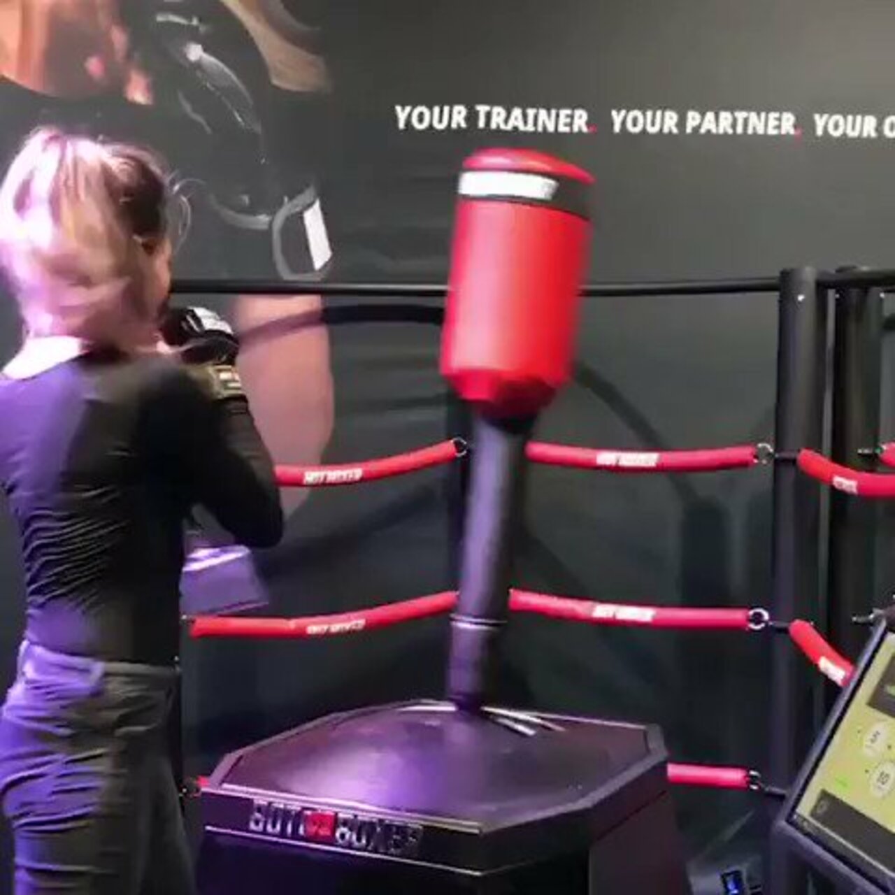 A #Robotic boxing partner by @Cheddar | #AI #ArtificialIntelligence #Technology #Robots #Digital #DigitalTransformation #Innovation #Sensors #Autonomous #Wireless #HealthTech #RT Cc: @rajat_shrimal @evankirstel @MikeQuindazzi https://t.co/z4zAjgfHUk https://t.co/jmvMBnvde9