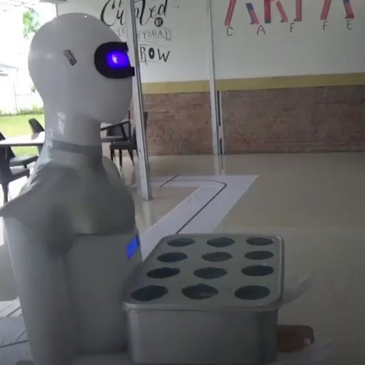 Sabai and Midun are two #robot waiters that help deliver food. By @InTheKnow #Robotics #delivery #AI #IoT #5G #Tech4Good #innovation #ArtificialIntelligence #MachineLearning Cc: @chboursin @HaroldSinnott @Hana_ElSayyed @jblefevre60 @Nicochan33 @mvollmer1 @DrJDrooghaag @Ym78200 https://t.co/MlS9cb5zpL